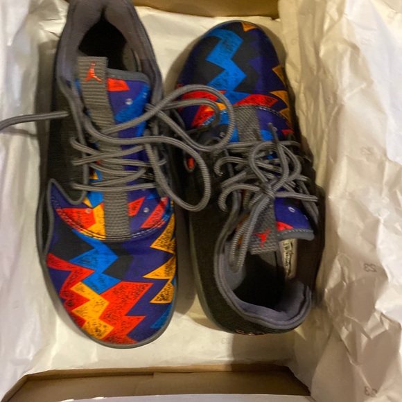 Jordan eclipse size 4y - Picture 2 of 4